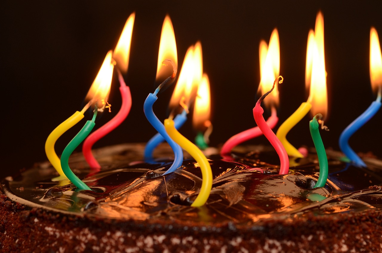Jak zrobić tort urodzinowy bez potrzeby korzystania z pomocy dekoratora tortów